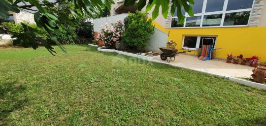 ISTRIA, MEDULIN - Apartment house 130m from the beach