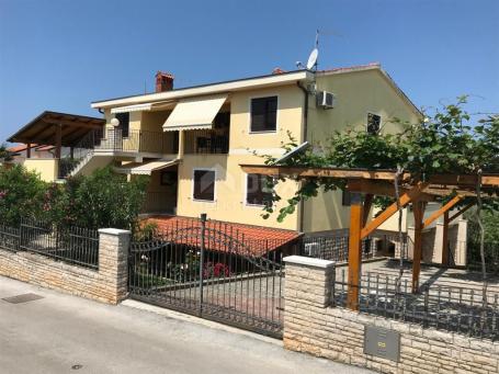 ISTRA, PJEŠČANA UVALA - Apartmanska kuća na tri etaže, 250 m od mora! 