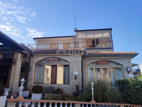 ISTRIA, PULA - Spacious house of 673 m2 with sea view