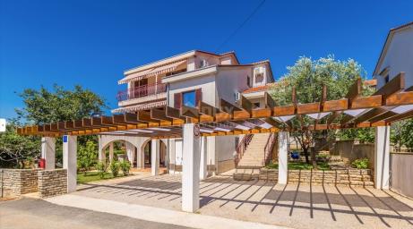 INSEL KRK, ŠOTOVENTO - Einfamilienhaus mit 3 Wohnungen und Meerblick