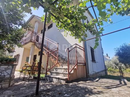 ISTRIEN, POREČ - Ein geräumiges Haus zum Renovieren in einem ruhigen Teil der Stadt