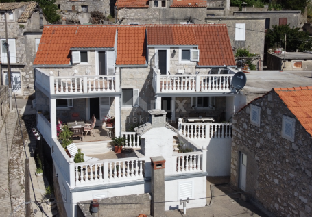 KORČULA, ČARA- 2 Immobilien + Grundstück 96m2 (Parkplatz)