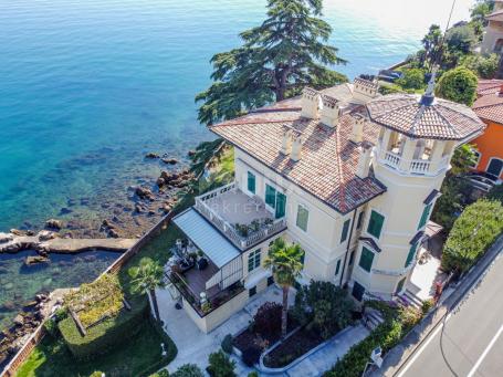 OPATIJA, LOVRAN - erste Reihe zum Meer, Etage in einer gepflegten historischen Villa mit Zugang zum 