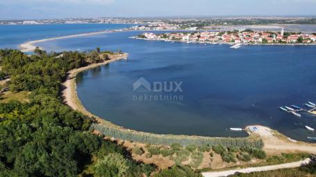 ZADAR, NIN – Grundstück 1. Reihe zum Meer mit Projektdokumentation