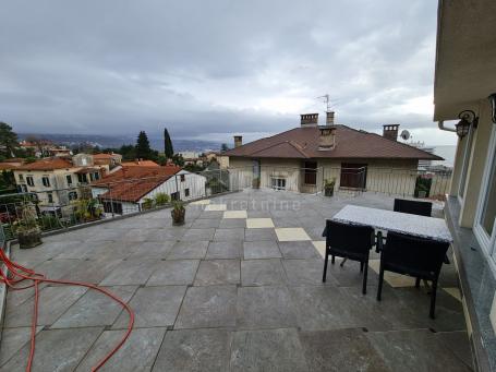 OPATIJA, ZENTRUM - Wohnung in einer österreichisch-ungarischen Villa mit Parkplatz