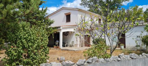 INSEL KRK, KRAS - Einfamilienhaus mit Garten in ruhiger Lage