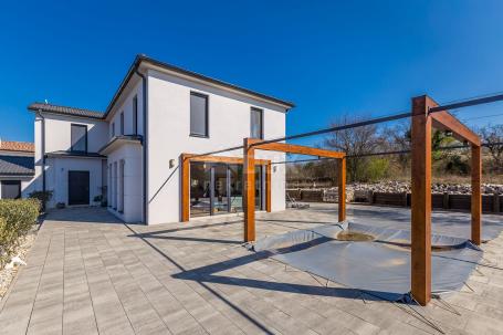 INSEL KRK - Moderne moderne Villa mit Pool und großem Garten im Zentrum der Insel