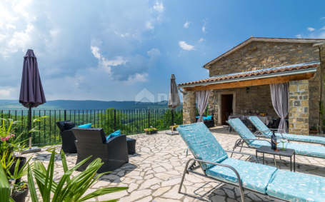 ISTRIA, OPRTALJ - Two stone houses with a view of Motovun