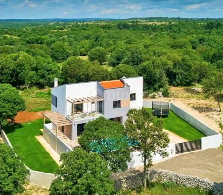 ISTRA, BARBAN - Kuća s bazenom okružena zelenilom 