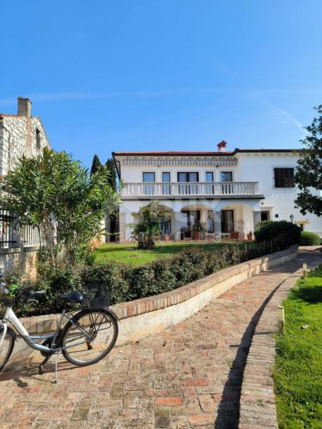 ISTRIA, UMAG - Luxurious villa first row to the sea!