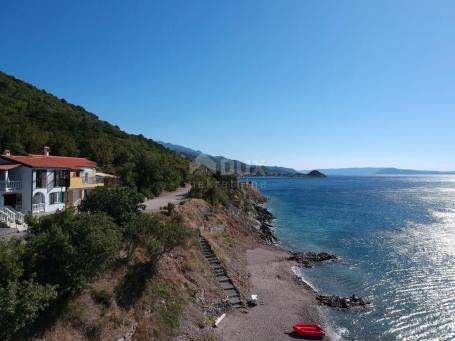 SENJ, SVETI JURAJ - Predivna apartmanska kuća prvi red od mora