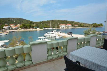 DUGI OTOK, ZAGLAV - Beautiful apartment house in a row, 1st row from the sea