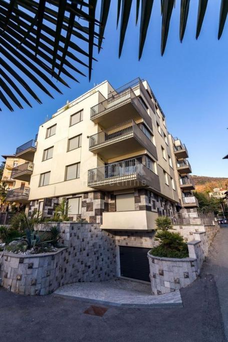 OPATIJA, CENTER - luxury building 2200m2 with sea view with 15 apartments and an underground garage