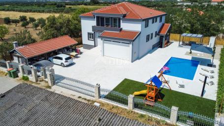 ZADAR, ZEMUNIK - Schöne Villa mit beheiztem Pool