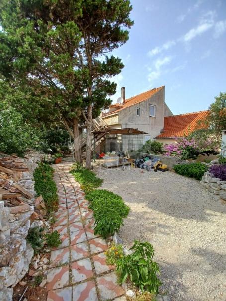 DUGI OTOK, VELI RAT - Upper floor of a house with a tavern