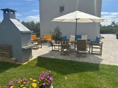 ZADAR, VIR - Spacious house with 5 apartments