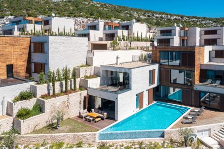 PRIMOŠTEN - Fantastische Villa, erste Reihe zum Meer