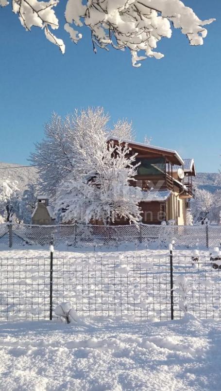 OTOČAC - Idilična kuća s velikom okućnicom