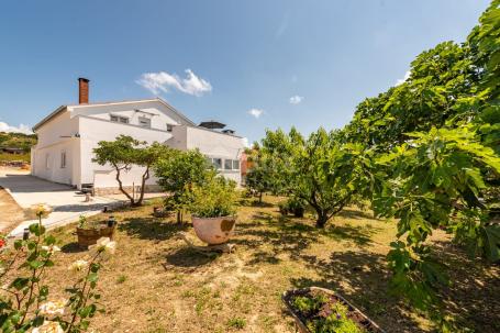 ZADAR, RADOVIN – Modern eingerichtetes Haus mit 2 Wohnungen