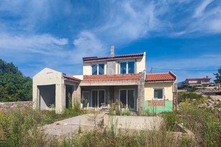 DIE INSEL KRK, weiteres Gebiet der Stadt Krk - Haus mit Schwimmbad in der Rohbauphase