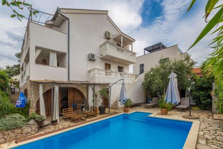 INSEL KRK, NJIVICE - Apartment mit Pool