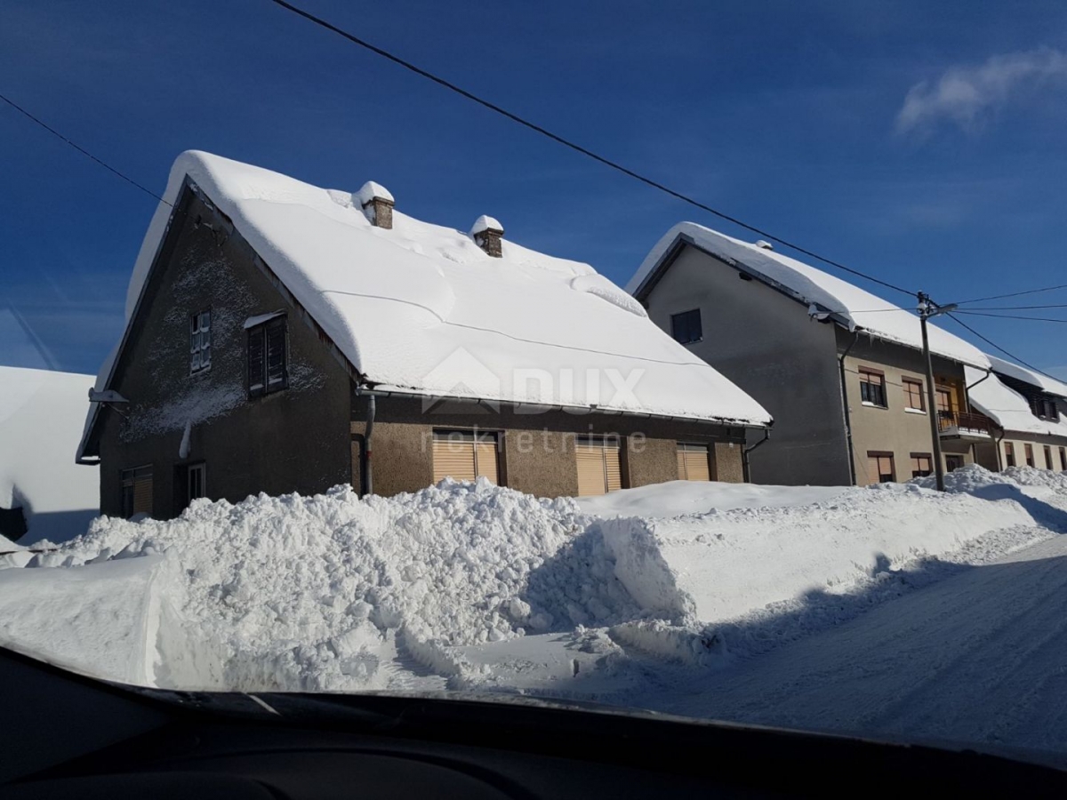 GORSKI KOTAR, RAVNA GORA - 2 KUĆE ZA ADAPTACIJU + 15. 000 m2 ZEMLJIŠTA!!!