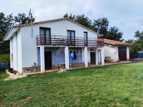 ISTRIEN, POREČ - Familienhaus mit 2 Wohnungen und großem Garten