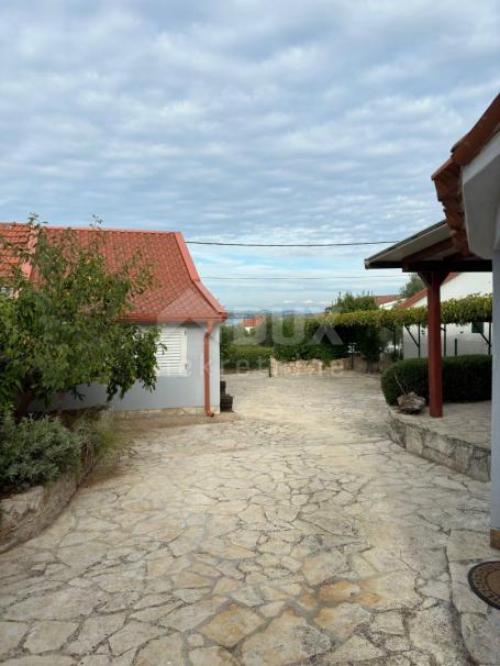 OTOK PAŠMAN, KRAJ - Renovirane prizemnice sa 4 apartmana i pogledom na more