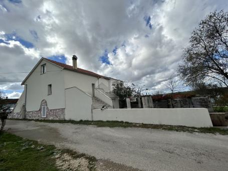 SUKOŠAN, DEBELJAK – Geräumiges Haus mit Nebengebäude/Wohnung