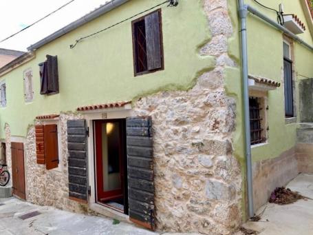 MALI LOŠINJ, SUSAK ISLAND - Stone house in a row