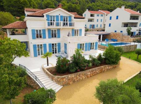 CRES ISLAND, CRES CITY - Unique villa with pool