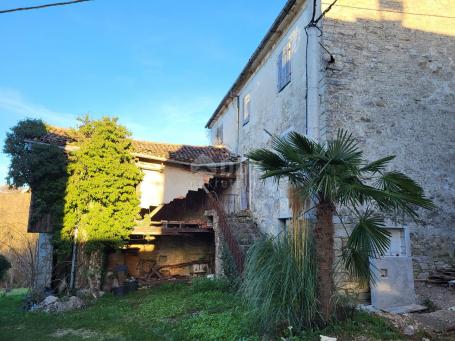 ISTRIA, MOTOVUN - Detached antique house for adaptation