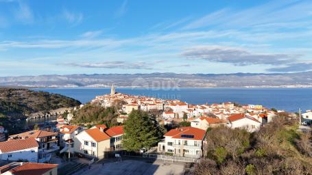 INSEL KRK, VRBNIK (Mitte) - Baugrundstück + konzeptionelle Lösung mit einzigartigem Design