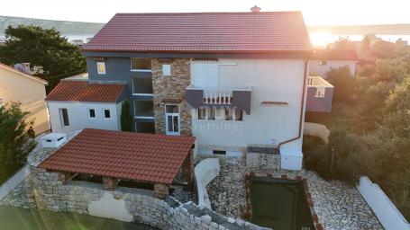 RAB ISLAND, BARBAT – Apartment im Erdgeschoss mit Parkplatz und Gemeinschaftspool