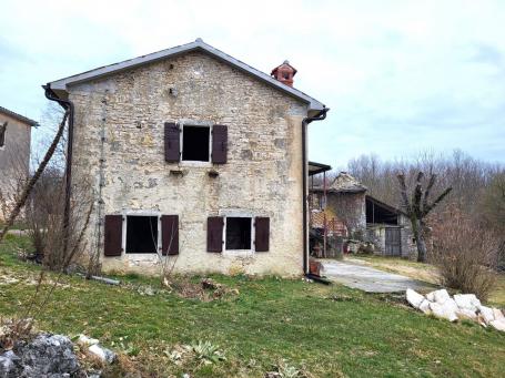 ISTRIA, PAZIN - Istrian house last in a row with a garden