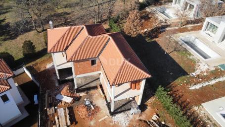 ISTRIA, KAŠTELIR - House with swimming pool in the renovation phase