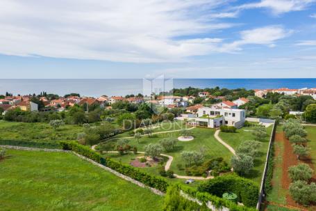 Modern gestaltete Villa mit großem Garten und wunderschönem Meerblick