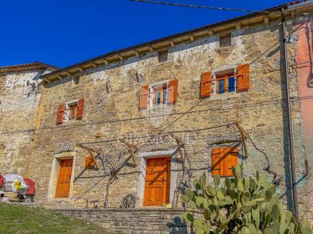 Stone Istrian house in a quiet location and open views