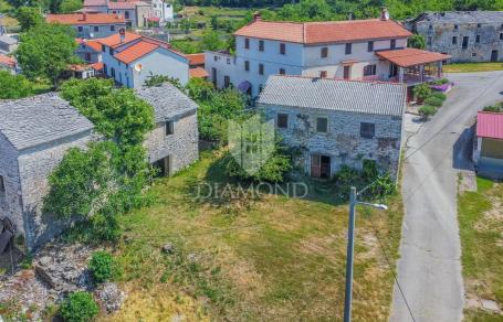 Oprtalj surroundings, stone Istrian house for renovation with garden in a quiet location