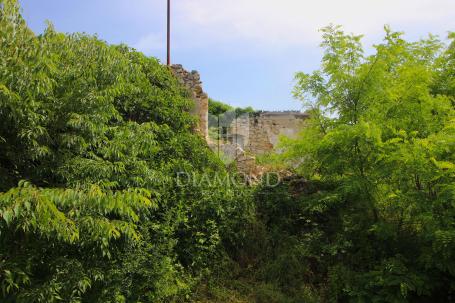 Labin, Umgebung, altes Haus zum Renovieren mit Bauland