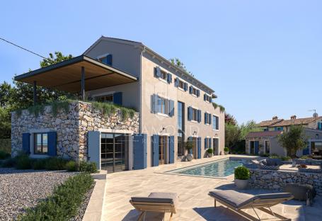 Villa with pool under construction in a quiet location