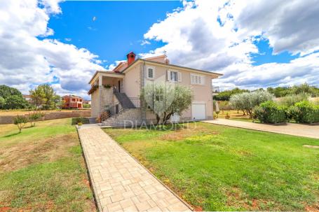 Vrsar, surroundings, family house with a spacious garden