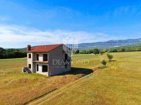 Boljun, a house in a beautiful location with an open view