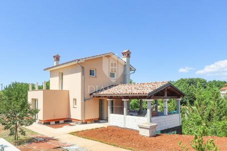 Bereich Poreč, neu gebautes Haus mit großem Garten!