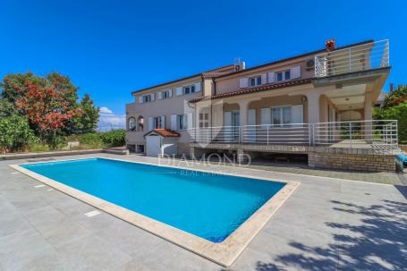 Rovinj, surroundings, house with pool and sea view