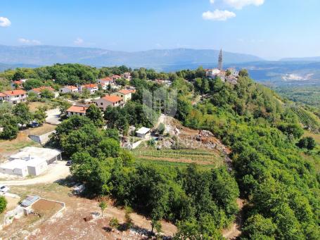 Pićan, Baugrundstück am Dorfrand mit freiem Blick