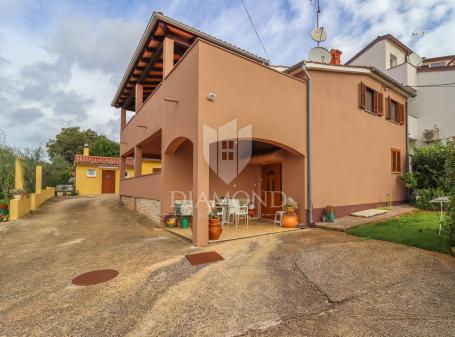 Poreč, Umgebung, geräumiges Haus mit zwei Wohnungen und einer zusätzlichen Wohnung im Hof!