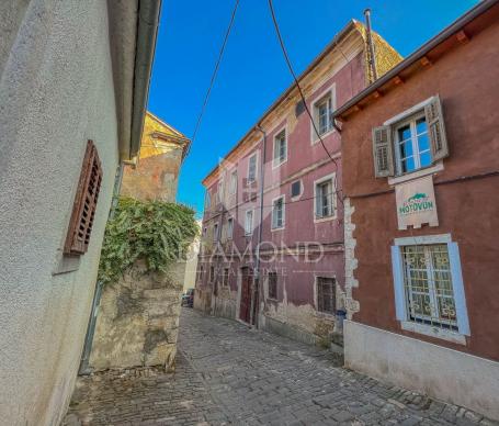 Motovun, a house in the center with a lot of potential for investment!