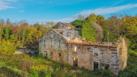 Oprtalj, Umgebung! Baugrundstück mit Ruine in ruhiger Lage!