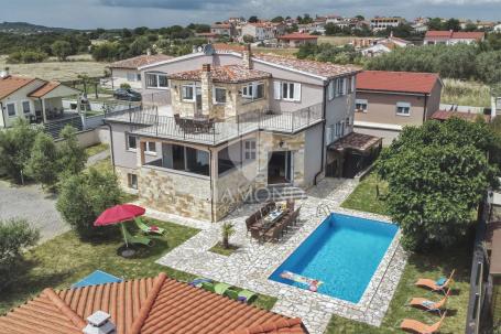 Pula, surroundings, holiday house with three apartments